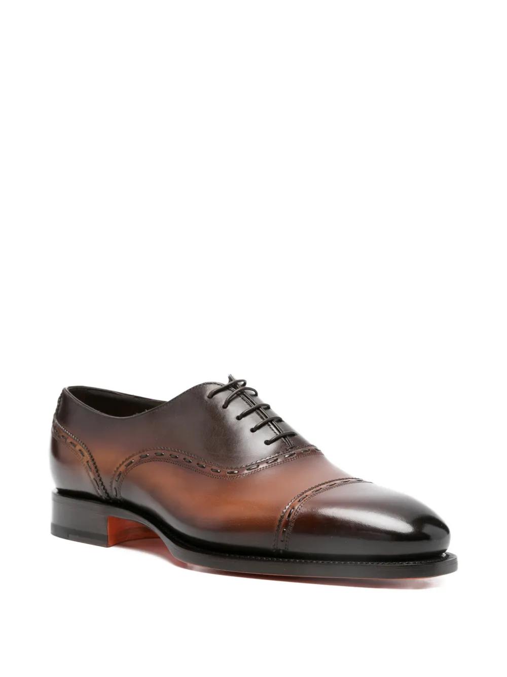 Santoni Oxford amb anticatura en marró — detall de la pàtina pintada a mà