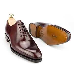 Carmina Wholecut Oxford 910 en Shell Cordovan Burgundy — detall de la superfície del cuir